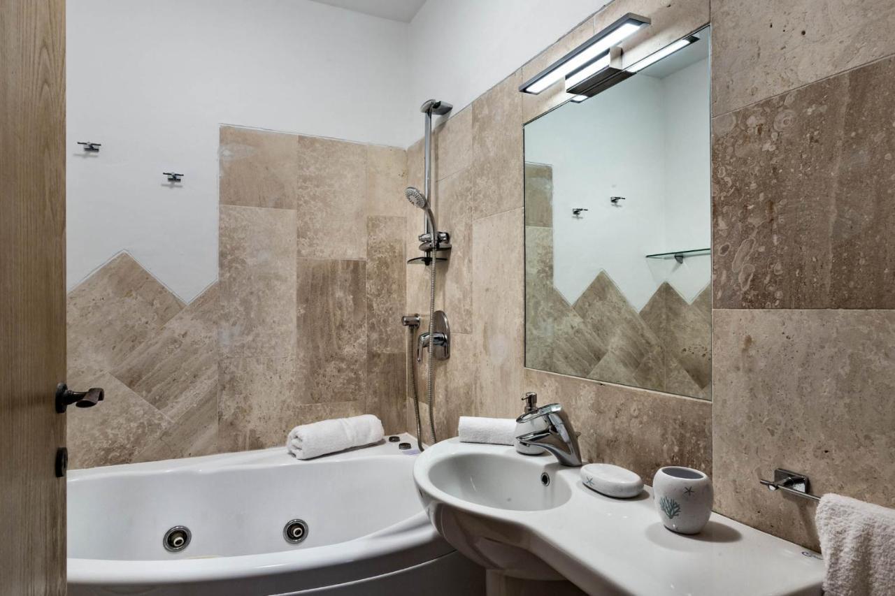 Iconic Luxury Suites Abbiadori Екстериор снимка